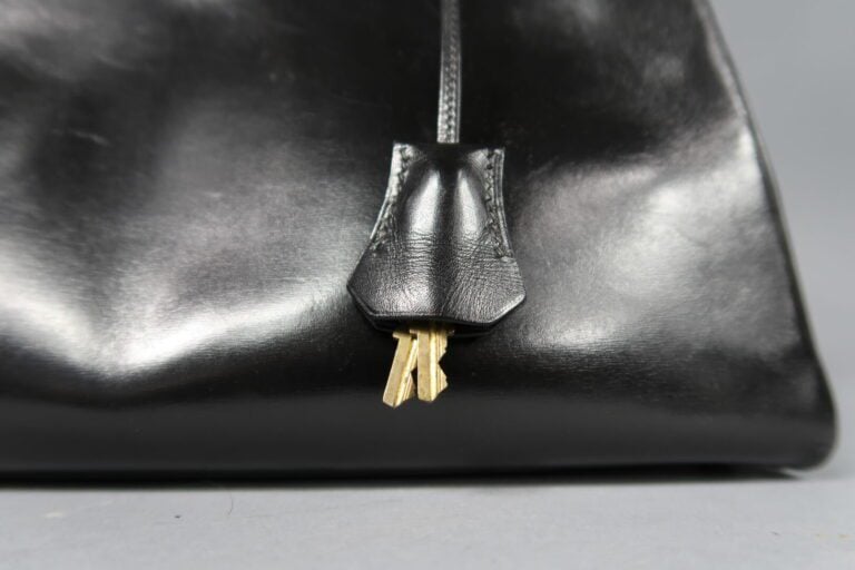 HERMES - Sac «Kelly retourné» 32cm en box noir, attributs dorés, clefs, clochet…