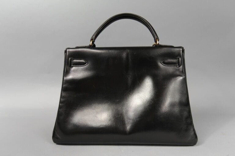 HERMES - Sac «Kelly retourné» 32cm en box noir, attributs dorés, clefs, clochet…