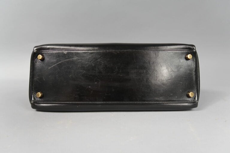 HERMES - Sac «Kelly retourné» 32cm en box noir, attributs dorés, clefs, clochet…