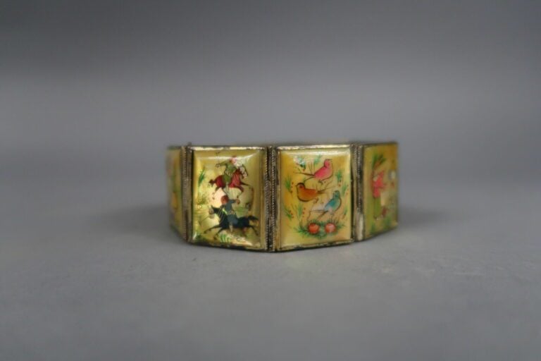 IRAN - Bracelet en métal argenté articulé orné de huit plaques émaillées sur na…