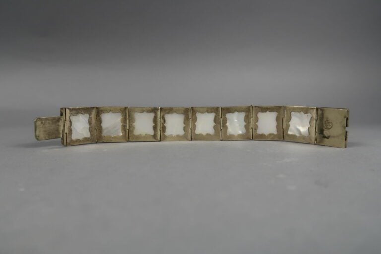 IRAN - Bracelet en métal argenté articulé orné de huit plaques émaillées sur na…