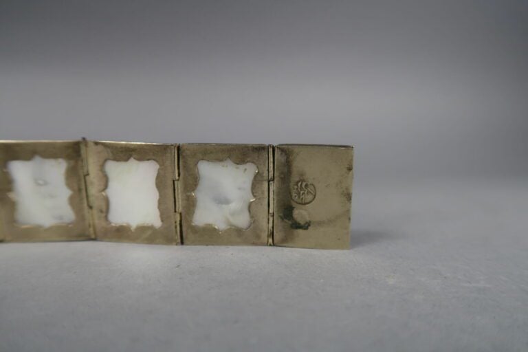 IRAN - Bracelet en métal argenté articulé orné de huit plaques émaillées sur na…