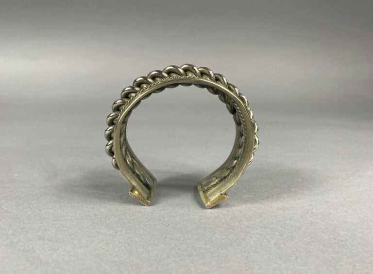 Important bracelet manchette en argent (800) centré d'un important motif de mai…