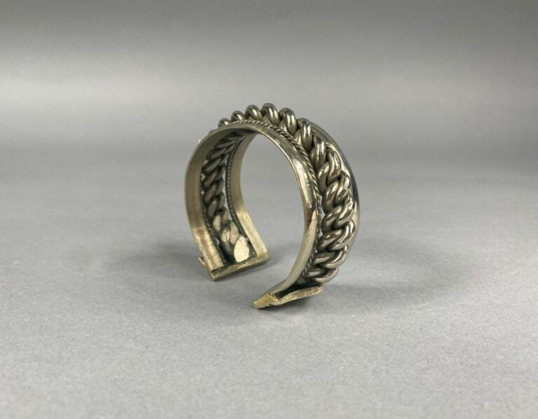 Important bracelet manchette en argent (800) centré d'un important motif de mai…