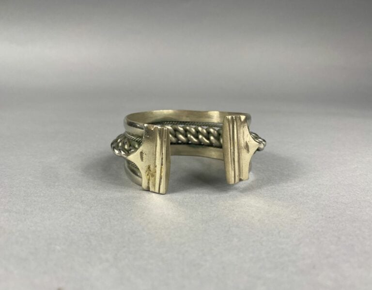 Important bracelet manchette en argent (800) centré d'un important motif de mai…
