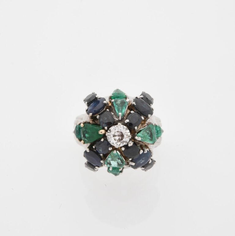 Importante bague Fleur en or gris (750) centrée d'un diamant taille ancienne da…