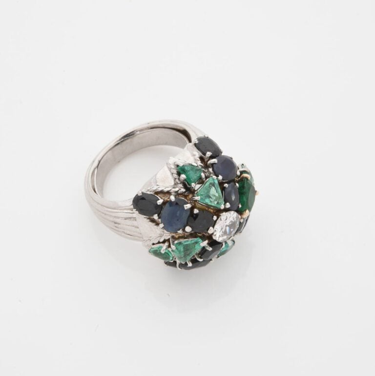 Importante bague Fleur en or gris (750) centrée d'un diamant taille ancienne da…