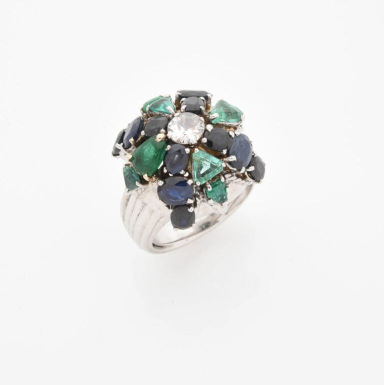 Importante bague Fleur en or gris (750) centrée d'un diamant taille ancienne da…