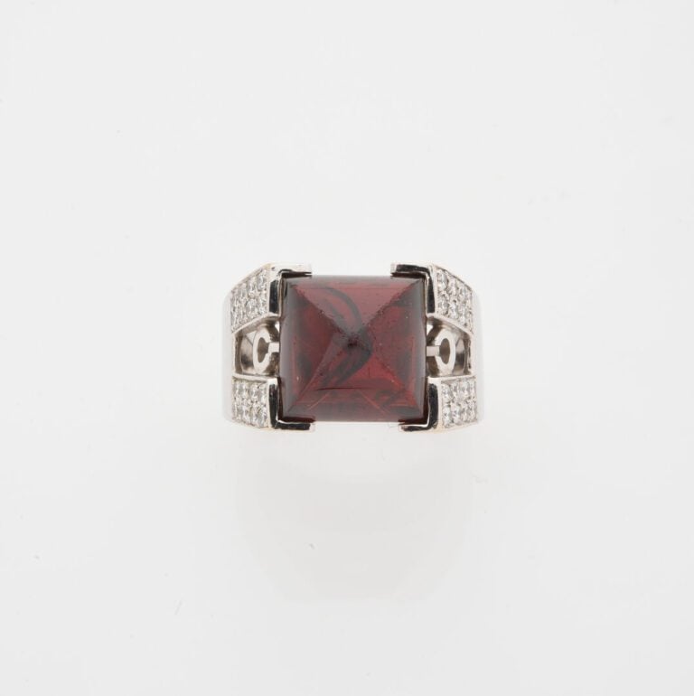 Importante bague en or gris (750) à monture ajourée ornée d'un cabochon de gren…