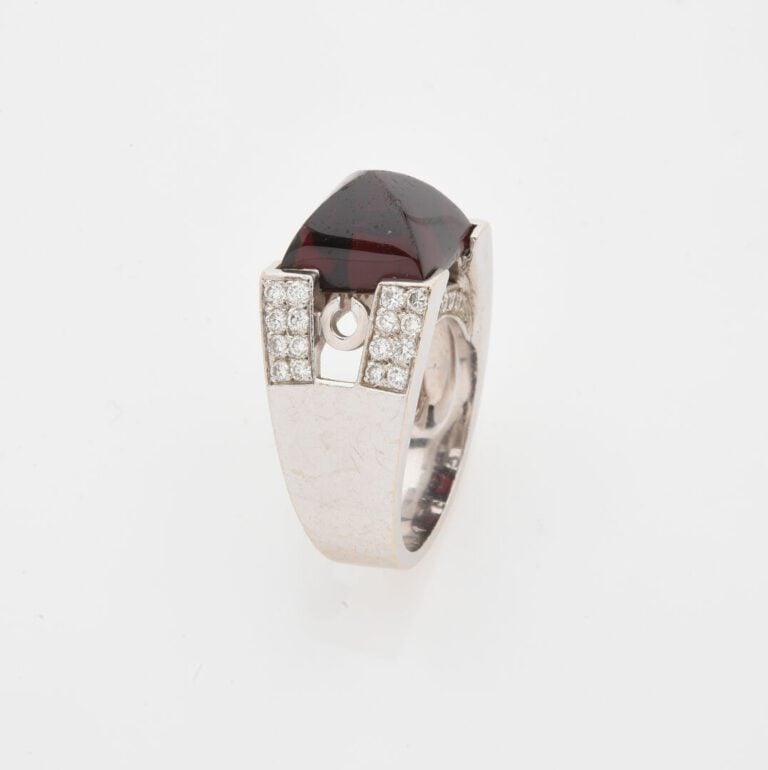 Importante bague en or gris (750) à monture ajourée ornée d'un cabochon de gren…
