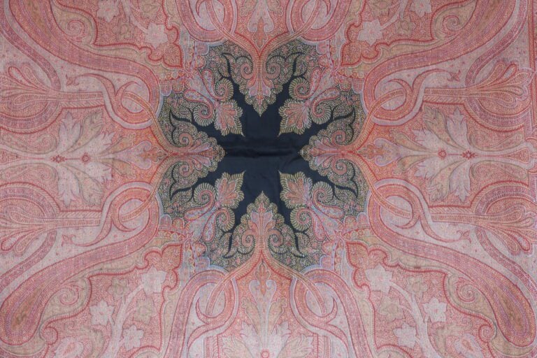 Inde - Grand châle des Indes en cachemire à décor d'arabesques et de motifs Pai…