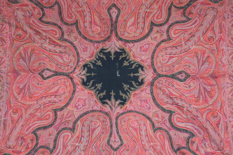 Inde - Grand châle des Indes en cachemire à décor d'arabesques et de motifs Pai…