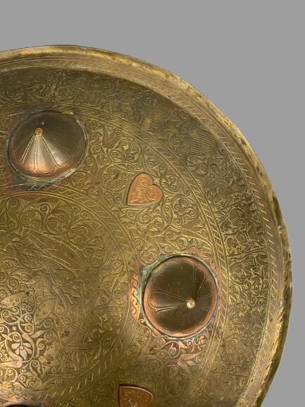 Indo-persan - Rondache en bronze à quatre bossettes à décor de frises feuillagé…