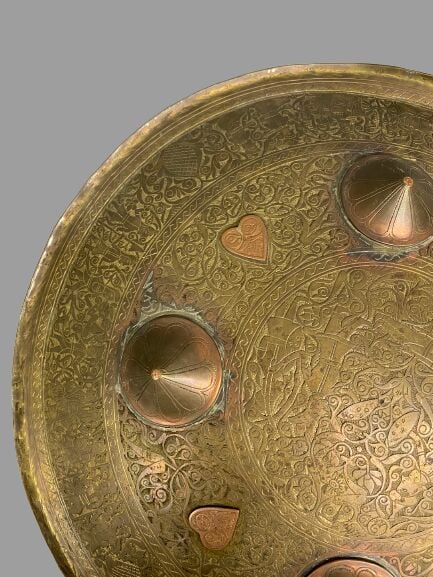 Indo-persan - Rondache en bronze à quatre bossettes à décor de frises feuillagé…