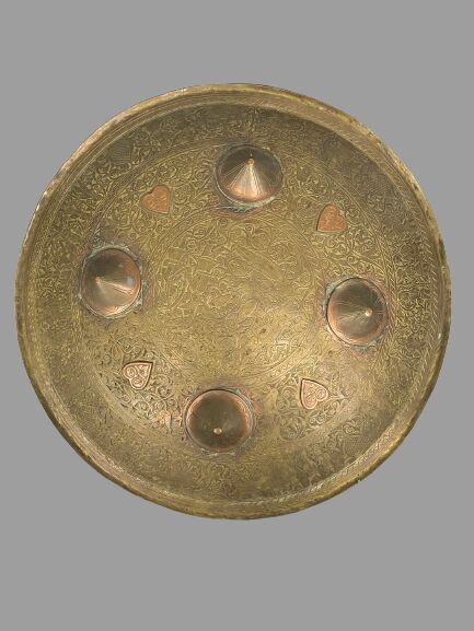 Indo-persan - Rondache en bronze à quatre bossettes à décor de frises feuillagé…
