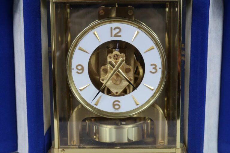 JAEGER-LECOULTRE - Pendule Atmos, cage et socle en laiton doré - Cadran à fond…
