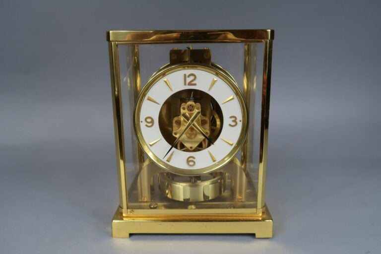 JAEGER-LECOULTRE - Pendule Atmos, cage et socle en laiton doré - Cadran à fond…