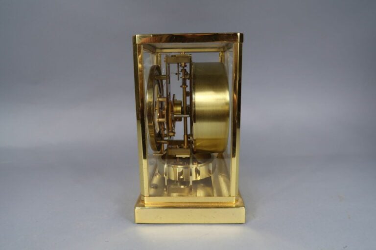JAEGER-LECOULTRE - Pendule Atmos, cage et socle en laiton doré - Cadran à fond…