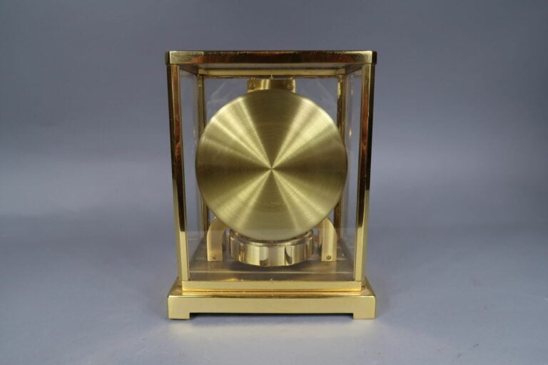JAEGER-LECOULTRE - Pendule Atmos, cage et socle en laiton doré - Cadran à fond…