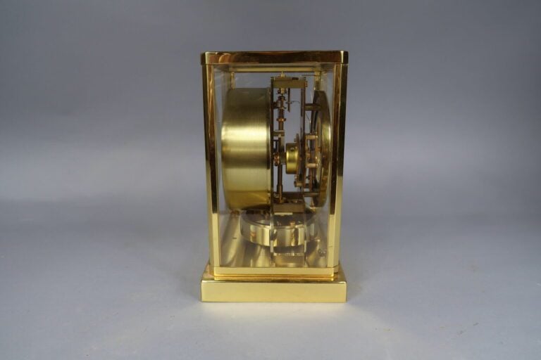 JAEGER-LECOULTRE - Pendule Atmos, cage et socle en laiton doré - Cadran à fond…
