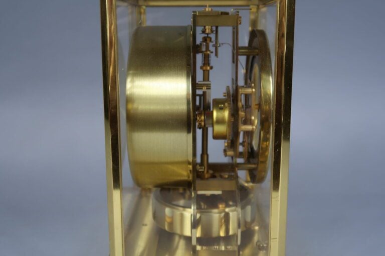 JAEGER-LECOULTRE - Pendule Atmos, cage et socle en laiton doré - Cadran à fond…