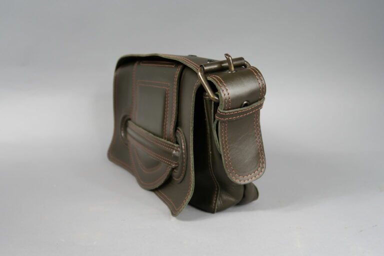 Jamin PUECH - Sac en cuir kaki à surpiqûres orange, fermeture à rabat - 17 x 30…