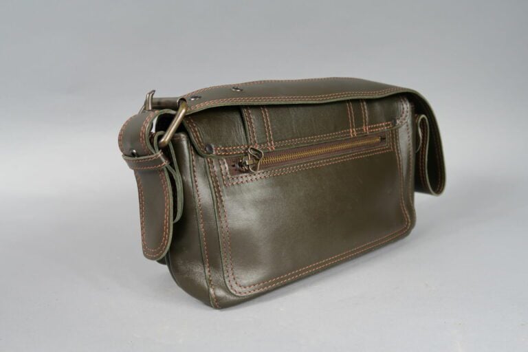 Jamin PUECH - Sac en cuir kaki à surpiqûres orange, fermeture à rabat - 17 x 30…