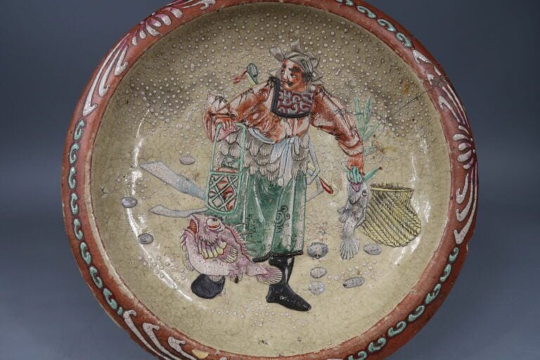 Japon - Assiette en grès émaillé à décor de pêcheur - Diam. : 30 cm - (éclat)…