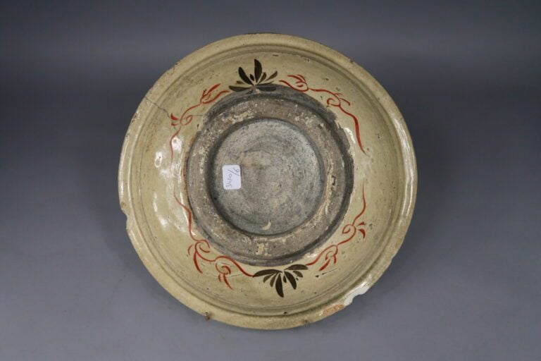 Japon - Assiette en grès émaillé à décor de pêcheur - Diam. : 30 cm - (éclat)…