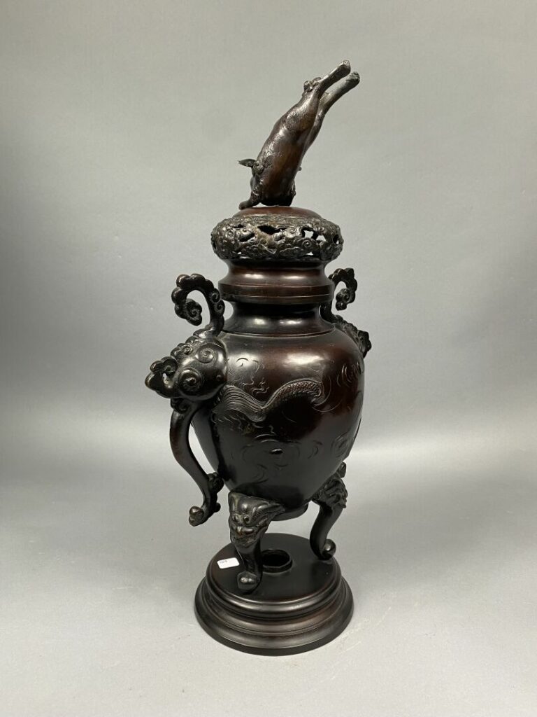 Japon - Brûle-parfum en bronze à patine brune à décor de dragon dont les cornes…
