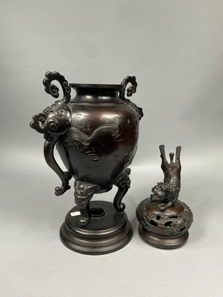 Japon - Brûle-parfum en bronze à patine brune à décor de dragon dont les cornes…