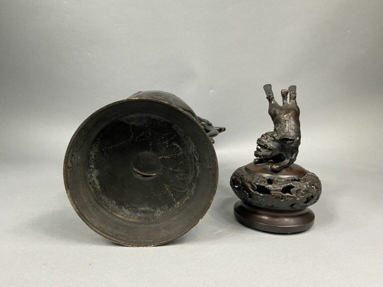 Japon - Brûle-parfum en bronze à patine brune à décor de dragon dont les cornes…