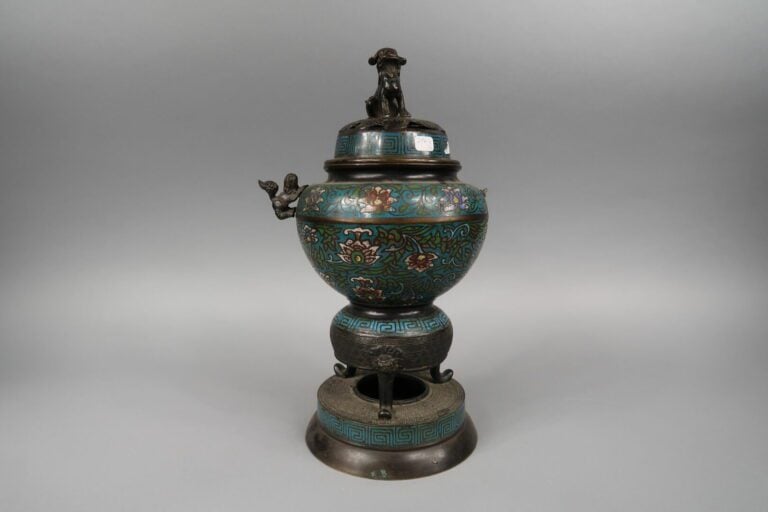 Japon - Brûle-parfum en émaux cloisonnés à décor de fleurs de lotus sur fond bl…