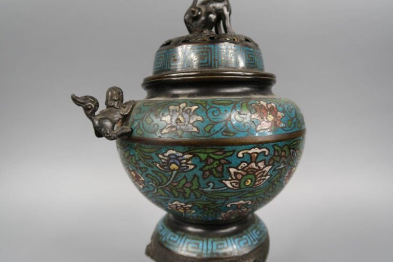 Japon - Brûle-parfum en émaux cloisonnés à décor de fleurs de lotus sur fond bl…