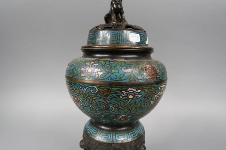 Japon - Brûle-parfum en émaux cloisonnés à décor de fleurs de lotus sur fond bl…