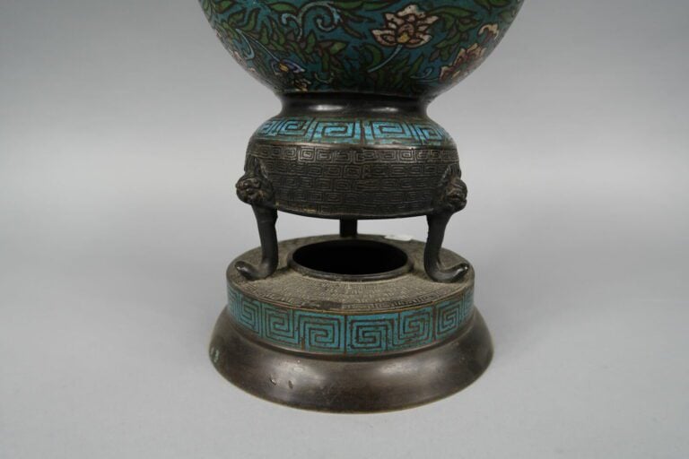 Japon - Brûle-parfum en émaux cloisonnés à décor de fleurs de lotus sur fond bl…