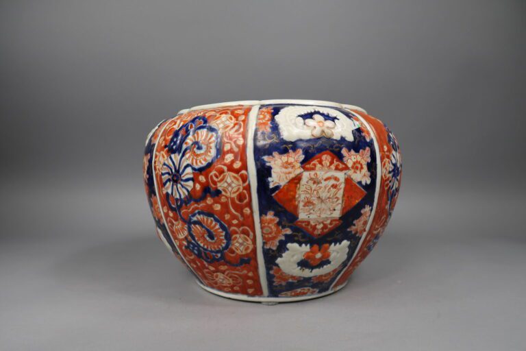 Japon - Cache-pot en porcelaine dans le goût IMARI à décor de fleurs et rinceau…