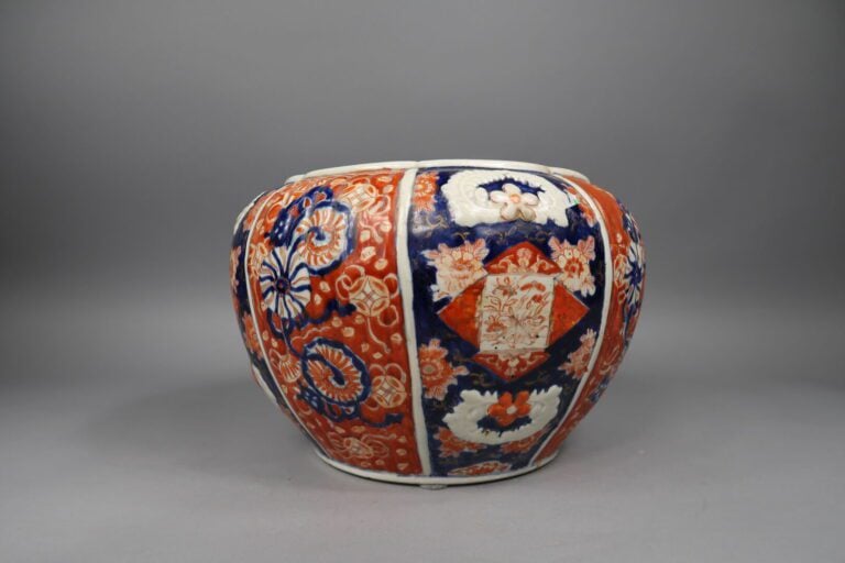 Japon - Cache-pot en porcelaine dans le goût IMARI à décor de fleurs et rinceau…