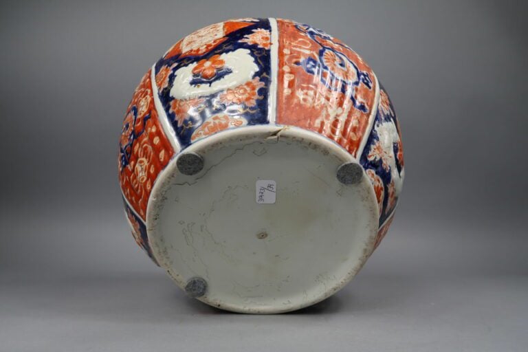 Japon - Cache-pot en porcelaine dans le goût IMARI à décor de fleurs et rinceau…