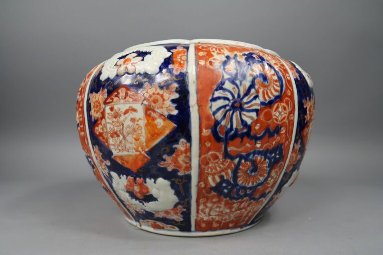Japon - Cache-pot en porcelaine dans le goût IMARI à décor de fleurs et rinceau…