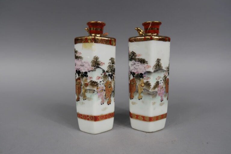 Japon - Ensemble de deux bouteilles à saké en céramique émaillée à décor de pay…