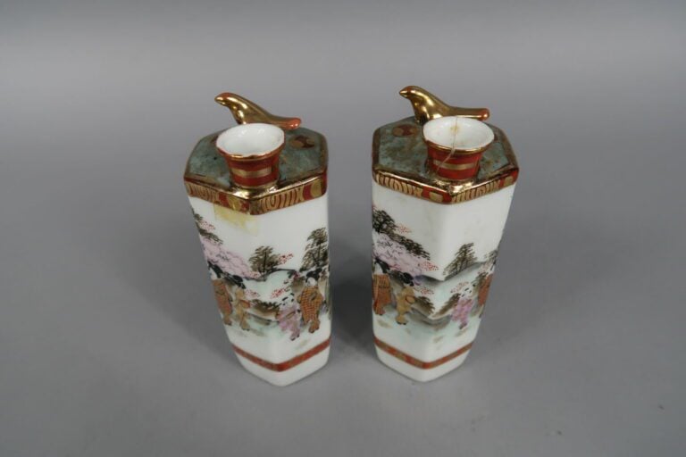 Japon - Ensemble de deux bouteilles à saké en céramique émaillée à décor de pay…