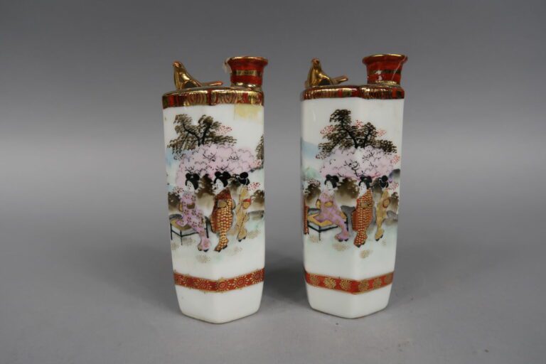 Japon - Ensemble de deux bouteilles à saké en céramique émaillée à décor de pay…