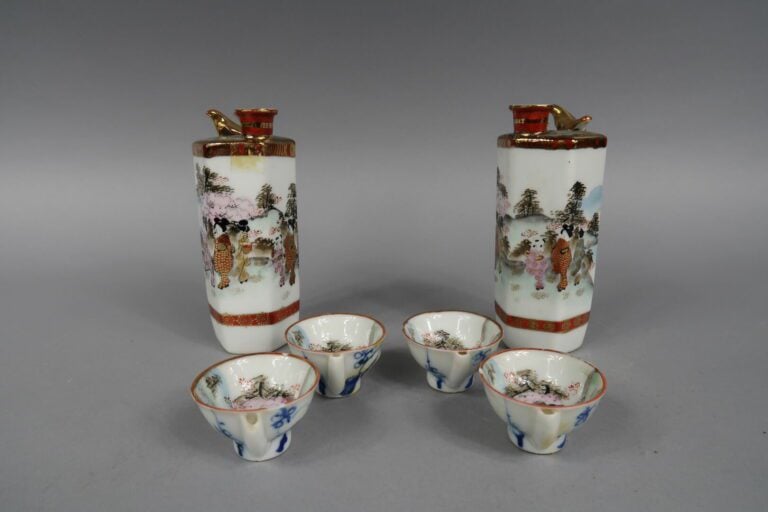 Japon - Ensemble de deux bouteilles à saké en céramique émaillée à décor de pay…