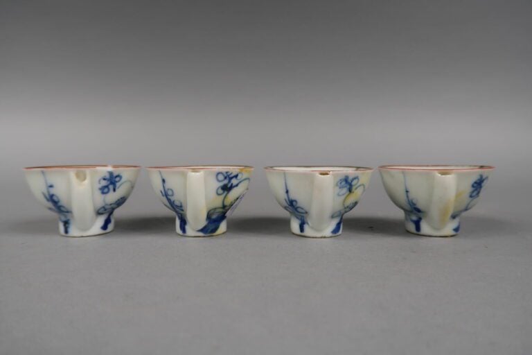 Japon - Ensemble de deux bouteilles à saké en céramique émaillée à décor de pay…
