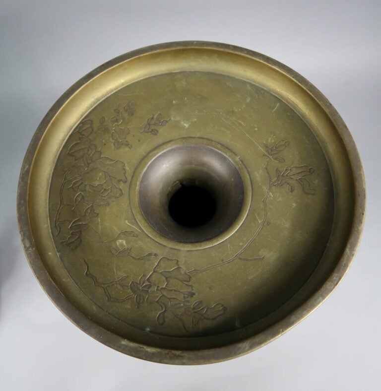 Japon - Epoque MEIJI (1868 - 1912) - Paire de vases usubata en bronze à décor i…