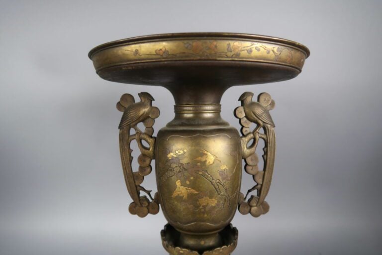 Japon - Epoque MEIJI (1868 - 1912) - Paire de vases usubata en bronze à décor i…