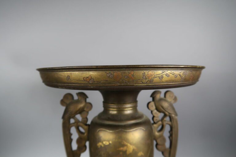 Japon - Epoque MEIJI (1868 - 1912) - Paire de vases usubata en bronze à décor i…