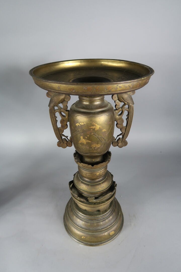Japon - Epoque MEIJI (1868 - 1912) - Paire de vases usubata en bronze à décor i…