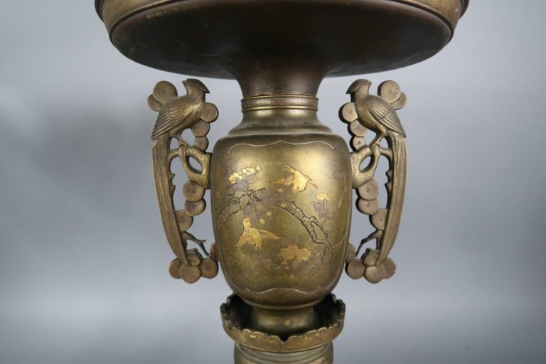 Japon - Epoque MEIJI (1868 - 1912) - Paire de vases usubata en bronze à décor i…